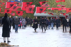 PRIŠTINA PREKRIVENA CRVENO-CRNIM ALBANSKIM ZASTAVAMA: Ispisane SRAMNE poruke, slave nezavisnost Albanije (VIDEO)