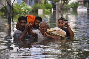 ČETVOROGODIŠNJI DEČAK POGINUO U NEVREMENU U INDIJI: Automobili u vodi, potopljena pista, a stanovnici GAZE KROZ VODU DO GUŠE