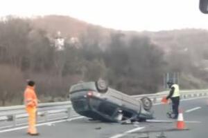 STRAVIČNA SAOBRAĆAJNA NESREĆA NA AUTO-PUTU KOD ALEKSINCA: Automobil uništen i prevrnut na krov (VIDEO)