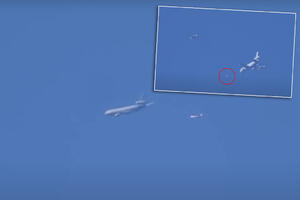 "MALO ME STRAH DA GLEDAM" Hteli da snime kako F-35 prati Bajdenov avion, ali misteriozna letelica UPALA U KADAR (VIDEO)