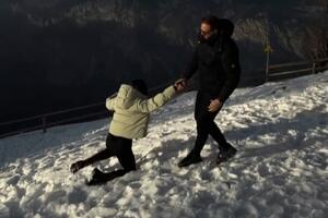 OLGA DANILOVIĆ UŽIVA U LJUBAVI SA JANOM OBLAKOM Pogledajte njihovu ZIMSKU IDILU u Sloveniji! Evo kako se zabavljaju u snegu VIDEO