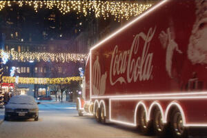 ČAROLIJA HUMANOSTI TOKOM PRAZNIKA: Svi možemo biti Deda Mrazovi uz Coca-Cola kviz!