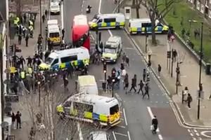 HAOS TOKOM PROTESTA U LONDONU: Napali policiju, gađali ih zaštitnim ogradama - Jače mere bezbednosti tokom praznika (VIDEO)
