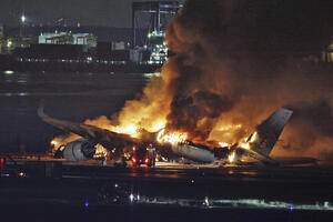 BRŽI OD VATRE: Pogledajte kako je evakuisano gotovo 400 putnika i članova posade iz japanskog aviona u plamenu (VIDEO)