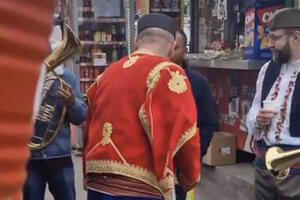 PRAZNIČNO U BEOGRADU: Vlasnik lokala obukao narodnu nošnju, pozvao trubače i rešio da počasti prolaznike! Narodu deli OVO! (FOTO)