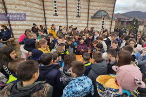 BOŽIĆ NA KOSMETU: Deci u Leposaviću ispred hrama podeljeni paketići, zlatnik iz česnice pripao Petru Živiću (VIDEO)