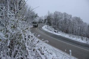 ZABRANJEN SAOBRAĆAJ ZA TERETNJAKE PREKO DEBELOG BRDA I TARE: Putari se čitave noći borili sa snežnom stihijom