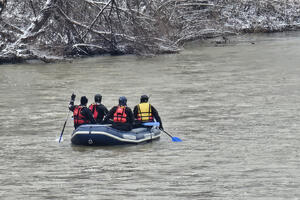 PRVE SLIKE POTRAGE NA ZAPADNOJ MORAVI U ČAČKU: Policija pretražuje obalu, vatrogasci reku u čamcu (FOTO)