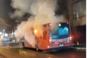 AUTOBUS U DIMU! NEVEROVATAN PRIZOR NA VOŽDOVCU: Putnici u strahu napustili vozilo! (VIDEO)