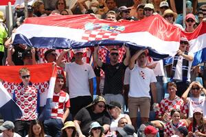 SKANDAL NA STARTU AUSTRALIJAN OPENA! Hrvatski navijači istakli ustašku zastavu na tribinama!