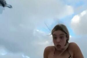 GALEB ŠOKIRAO DEVOJKU NA PLAŽI: Namestila se za slikanje, ali kupaći je odleteo, urnebes, NIŠTA SLIČNO NIJE VIĐENO! (VIDEO, FOTO)