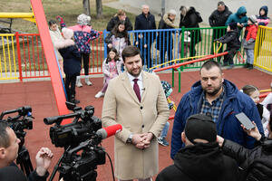 INVESTICIJA ZA BOLJE SELO I BUDUĆNOST: Ministar Đerlek i gradonačelnik Prokuplja otvorili dečje igralište u Maloj Plani (FOTO)
