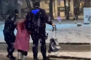 POGLEDAJTE ŠTA POLICIJA RADI DOK VEJE SNEG: Oduševili Beograđane nesvakidašnjom akcijom, pljušte POHVALE! VIDEO