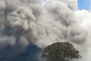 UŽARENA LAVA ŠIRI SE OSTRVOM! Vulkan eruptirao 100 metara u vazduh, sela prekrio pepeo, a meštani spašavaju ŽIVU GLAVU (VIDEO)