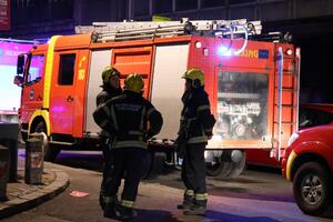 GORELO DOSTAVNO VOZILO U MOSTARU: Vatrogasci brzo sprečili širenje na druge automobile
