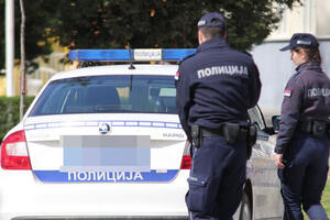 MUŠKARAC UPUCAN U NOGE, TVRDI DA JE BIO U DVORIŠTU KUĆE: Policija u Beogradu ispituje slučaj