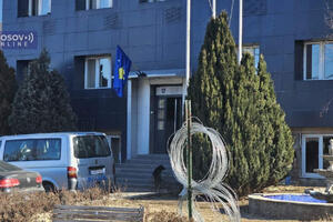 SRAMOTA: Osvanula zastava tzv. Kosova na zgradi opštine Leposavić!