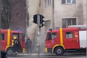 DIM KULJA IZ PODRUMA NA ZVEZDARI: na teren pohitalo više vatrogasnih vozila (VIDEO)