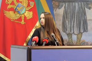 PUCNJAVA PREKINULA SKUPŠTINU Poslanica iz Bara držala govor, a njena REAKCIJA kad je začula HICE postala hit na mrežama (VIDEO)