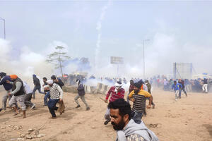NEREDI U NJU DELHIJU Farmeri se sukobili sa policijom, pokušavali da razbiju barikade a onda su im sasuli SUZAVAC IZ DRONA (VIDEO)