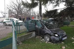 GRANDE PUNTO PROBIO BETON I OGRADU! NEVEROVATNA SAOBRAĆAJKA: Uleteo u dvorište kod Obrenovca (FOTO)