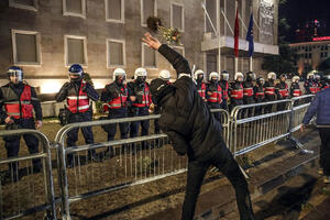 PROTEST OPOZICIJE U TIRANI: Demonstranti bacali kamenje i baklje na policiju (FOTO)