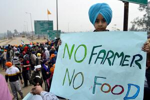 NE ZAUSTAVLJAJU IH NI BODLJIKAVA ŽICA, NI SUZAVAC: Poljoprivrednici u Indiji nastavljaju svoj protest, a njihova poruka je JASNA