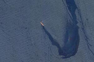 "SVETU PRETI VELIKA KATASTROFA" Ključa u Crvenom moru, Huti raketirali brod - curi nafta i ostavlja TRAG DUG 30KM! HAVARIJA (FOTO)