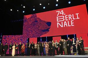 DODELJENE NAGRADE NA 74. BERLINALU: Zlatni medved otišao u ruke Matija Diopa za "Dahomi", Sebastijan Sten najbolji glumac