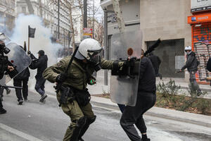 MOLOTOVLJEVI KOKTELI, SUZAVAC: Ozbiljni neredi u Grčkoj, na ulici više od 30.000 ljudi protestuje na godišnjici JEZIVE NESREĆE