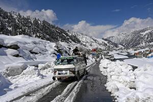 ZATRPANI DOMOVI, BLOKIRANI PUTEVI: Sneg iznenada pao u Pakistanu, poginulo najmanje 35 LJUDI (FOTO/ VIDEO)