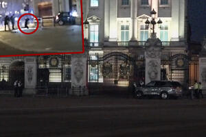 AUTOMOBIL SE ZABIO U KAPIJU BAKINGEMSKE PALATE! Hapšenje u centru Londona, objavljen dramatičan snimak (VIDEO)