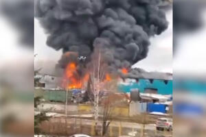 OGROMAN POŽAR KOD AERODROMA U SANKT PETERBURGU: Vatra bukti i guta skladišta, pominje se NAPAD DRONOM (VIDEO)