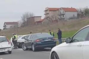 PAS IZAZVAO LANČANI SUDAR KOD MOKROLUŠKOG BRDA? Karambol na auto-putu! PRVI SNIMAK sa mesta udesa (VIDEO)