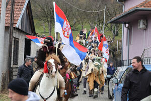 SVAKE GODINE, NA PROČKU, SRBI MISLE NA USNULOG JUNAKA: U Štrpcu tradicionalno proslavljene Bele poklade (VIDEO, FOTO)