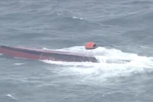 DRAMA KOD JAPANA: Uzburkano more prevrnulo tanker, četiri člana posade spašena, dok se za sedmoro ljudi još uvek TRAGA (VIDEO)