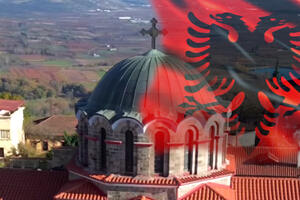 SRAMNA ALBANSKA PROVOKACIJA! Na kupolu crkve Svetog Anastasija ZAKAČILI ZASTAVU, stub bogomolje "okitili" SIMBOLIMA OVK