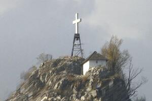 NAJMANJA CRKVA U SRBIJI, ALI VELIKA SVETINJA: Podignuta na strmoj steni u klisuri Moravice, narod veruje da grešni ne smeju tamo