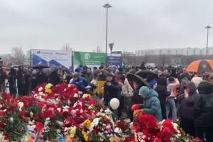 LJUDI SE OKUPILI NA MESTU TRAGEDIJE! Narod stoji na kiši, cveće i igračke na ulici: Neverovatan snimak iz Moskve (VIDEO)