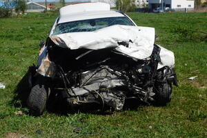 BMW SLUPAN, OD AUTA NIJE OSTALO NIŠTA! Prve slike posle teške saobraćajke u Loznici: Jedna osoba poginula, druga teško povređena