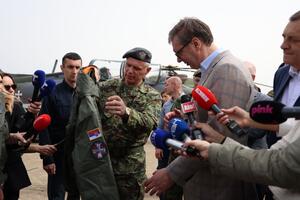 ZA NAS JE VAŽNO DA MOŽEMO SAMI DA ČUVAMO SVOJE NEBO Vučić dobio pilotsku jaknu na poklon: Nastavljamo da snažimo našu vojsku FOTO