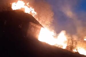 VATRA PROGUTALA CELU KUĆU: Veliki požar u naselju Kaona kod Lučana! (VIDEO)