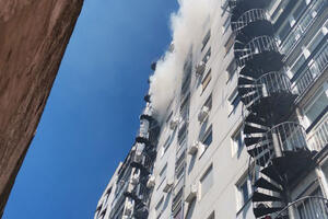 PLAMEN BRZO LOKALIZOVAN: Požar izbio u stanu na devetom spratu zgrade u Novom Beogradu, jedna žena je evakuisana!
