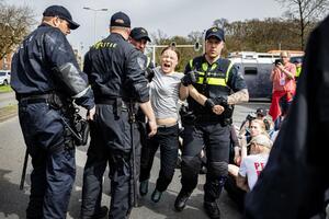GRETA TUNBERG UHAPŠENA U HAGU: Pokušali da blokiraju auto-put, policija ih POTRPALA U AUTOBUSE! Haotične scene u Holandiji (FOTO)