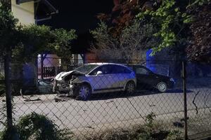 ČUDO DA NIKO NIJE STRADAO: Teška saobraćajka u Čačku, zakucali se u parkirani auto, suvozač završio u bolnici (FOTO)