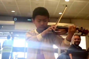 SNIMAK SA BEOGRADSKOG AERODROMA ODUŠEVIO SRBIJU: Dečak iz Kine izvadio violinu, pa zasvirao BOŽE PRAVDE (VIDEO)