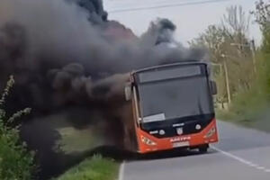 GORI AUTOBUS U BEOGRADU: Linija gradskog prevoza se ZAPALILA, iz nje kulja gust crni dim! (VIDEO)