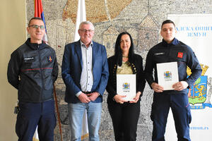 NENI I DRAGANU POSEBNA PRIZNANJA: Uručene nagrade za najboljeg policajca i vatrogasca Zemuna