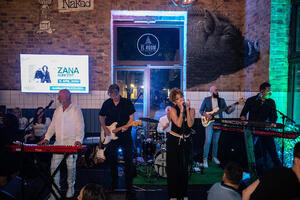 Uz hitove grupe Zana publika uživala u restoranu “Moon.Ze”