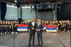SRBI U AUSTRIJI TROBOJKAMA POSLALI PODRŠKU VUČIĆU! Milićević: Srpski narod je uvek snagu i napredak crpeo iz svog jedinstva